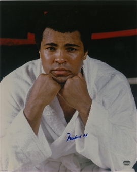 Muhammad Ali Autographed 16 x 20 Photograph Of Ali In White Robe (Mounted Memories)